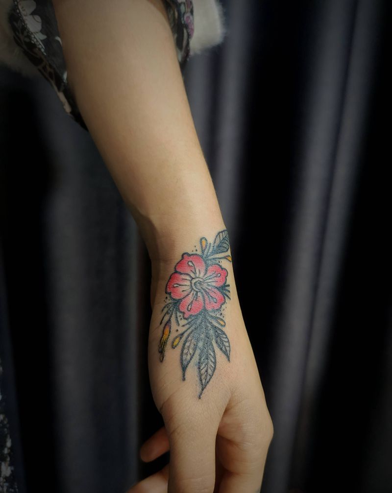 遮盖）小红花纹身图片_手部Old School纹身图案
