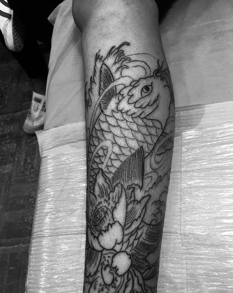 鲤鱼线条纹身图片