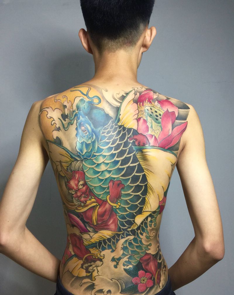 鲤鱼纹身图片_背部新传统纹身图案