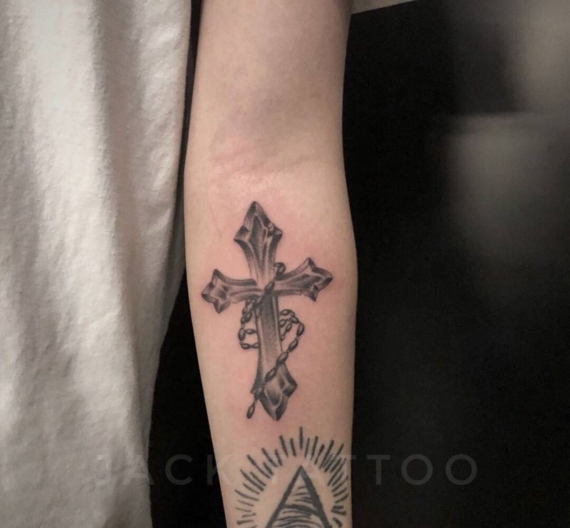 写实十字架纹身图片