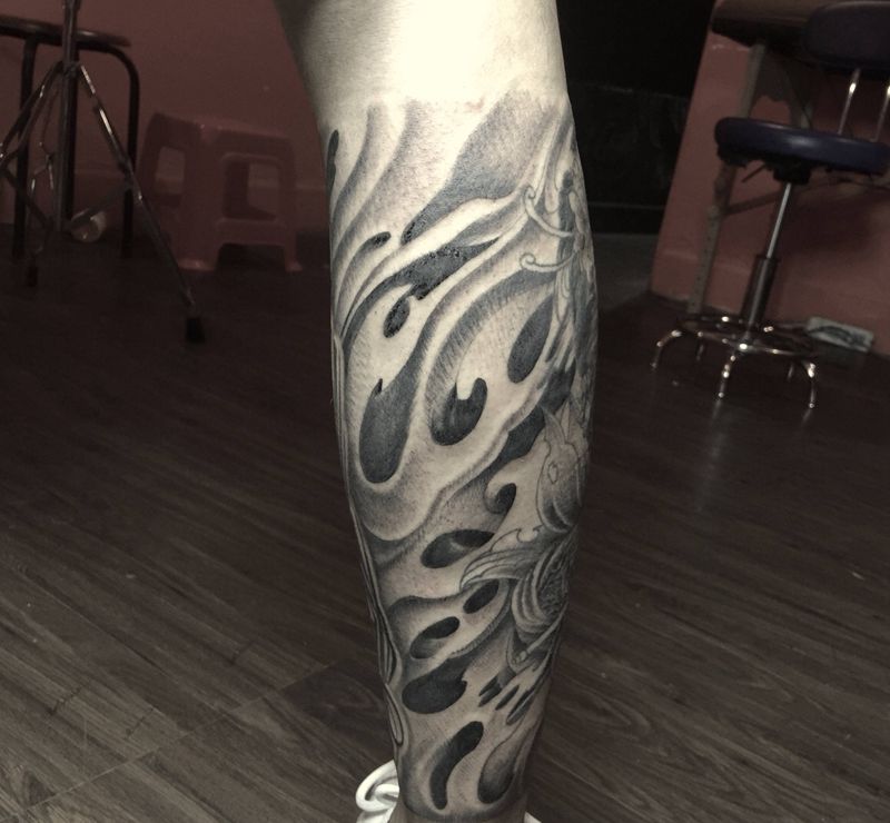 艺妓和花体之前勾线的纹身图片