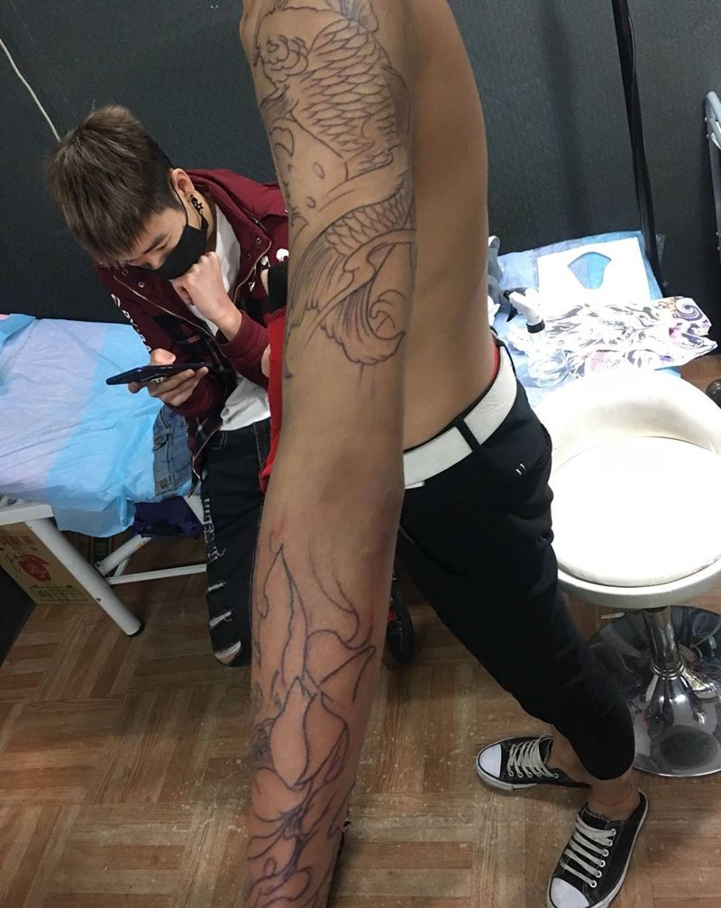 花臂线条未完成纹身图片