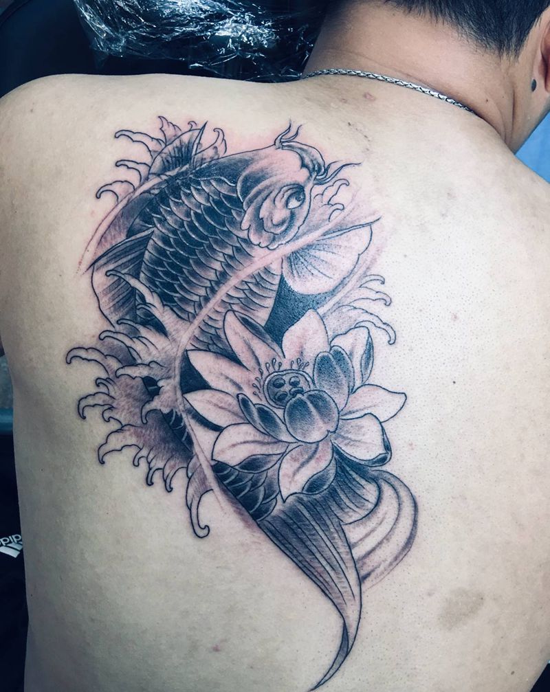 小鲤鱼纹身图片_肩部脚部纹身图案