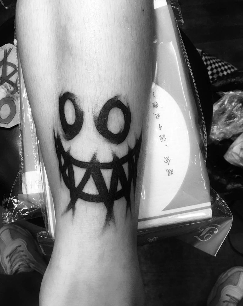 嘻嘻纹身图片_脚部纹身图案