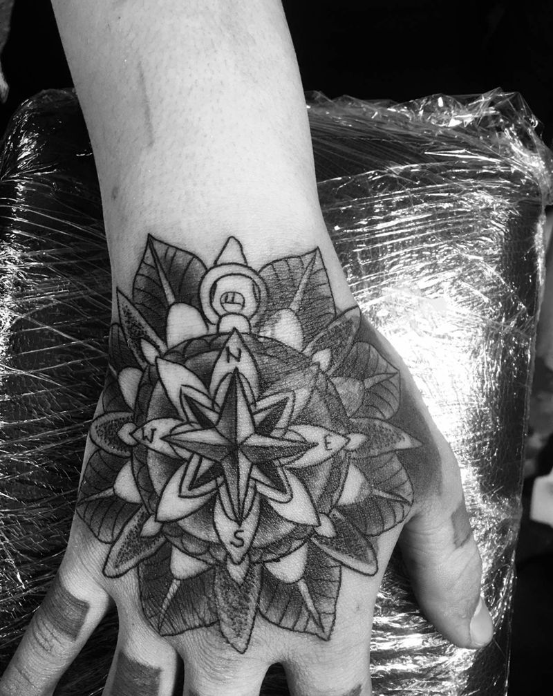 繁花纹身图片_手部纹身图案