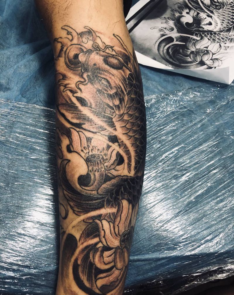 小腿鲤鱼纹身图片_脚部纹身图案