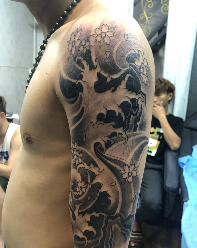 浪臂纹身图片_手臂纹身图案