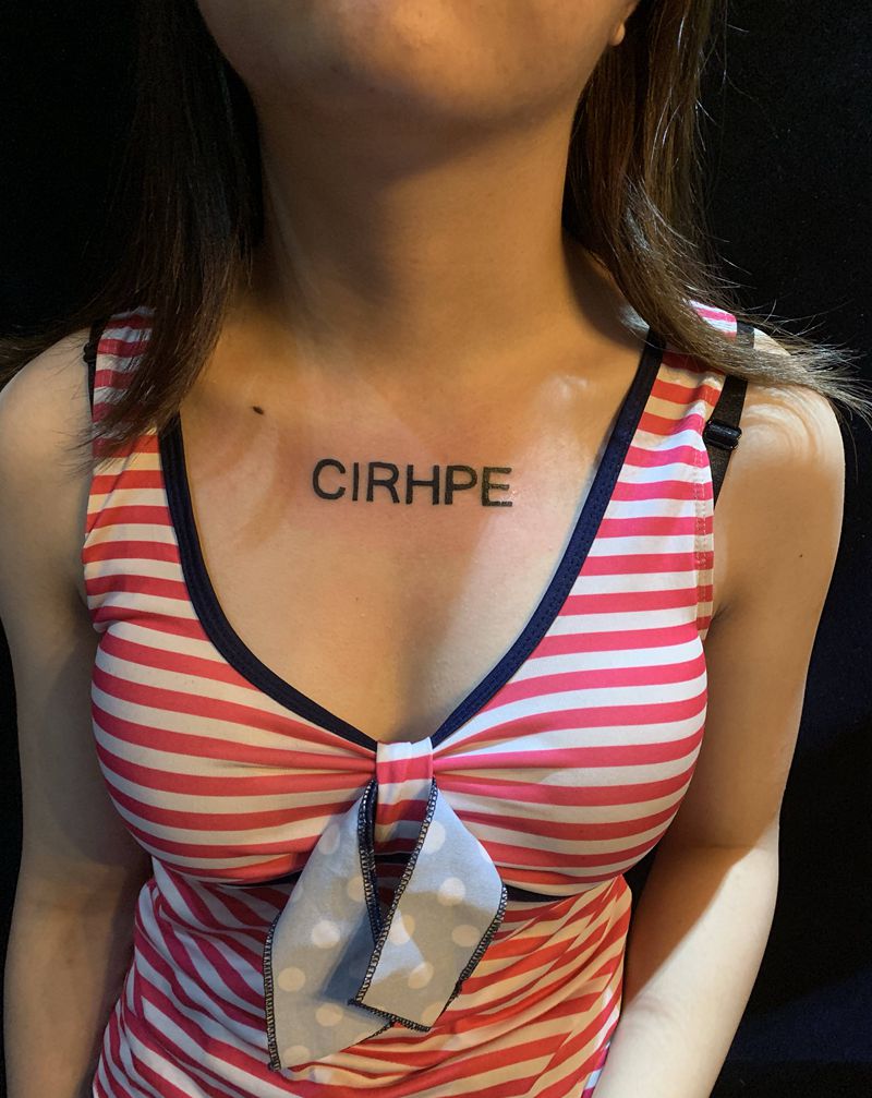 字母纹身图片_胸部纹身图案