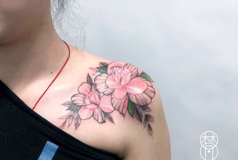 彩色素花纹身图片_肩部花卉纹身图案