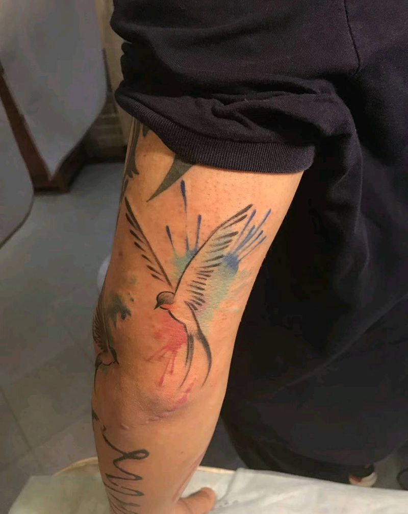 水彩燕子纹身图片_肩部手臂手部欧美清新国画原创成品纹身图案