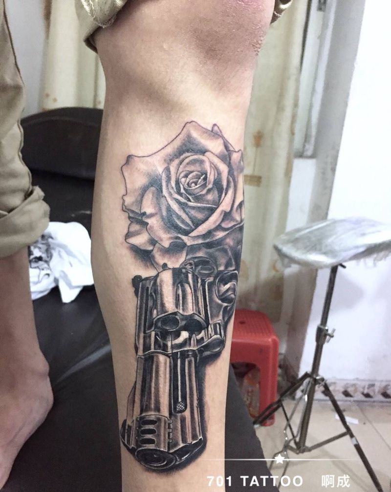 花和枪纹身图片