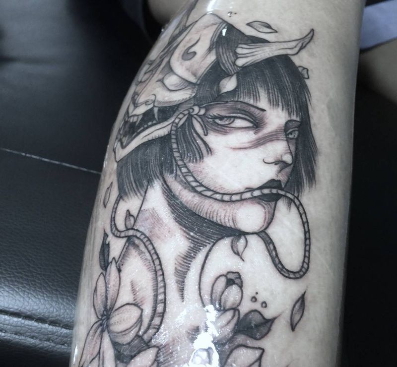 艺妓般诺纹身图片_脚部新传统点刺纹身图案