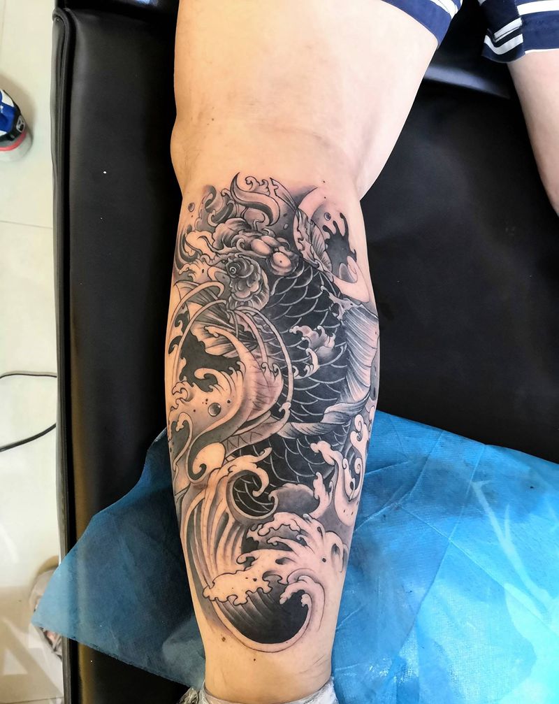 传统鲤鱼。纹身图片_腿部老传统纹身图案