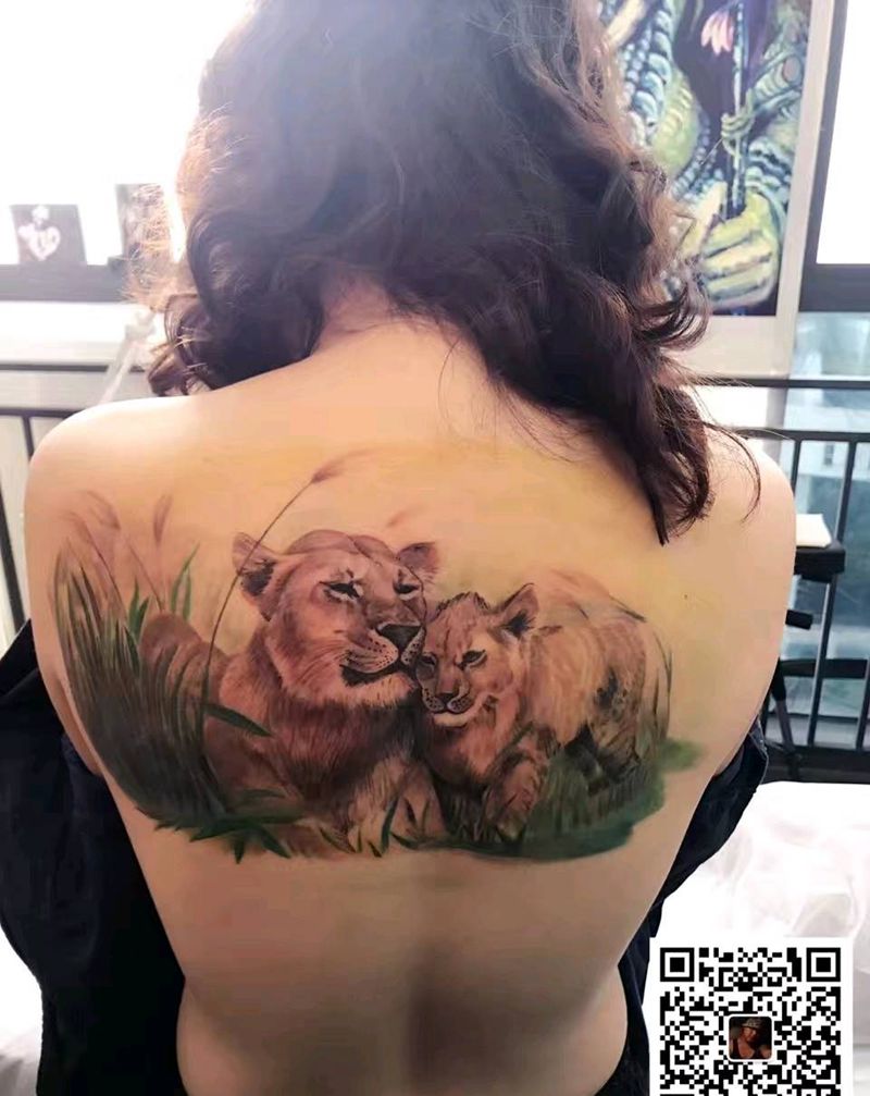 狮子家园纹身图片_背部写实动物原创成品纹身图案