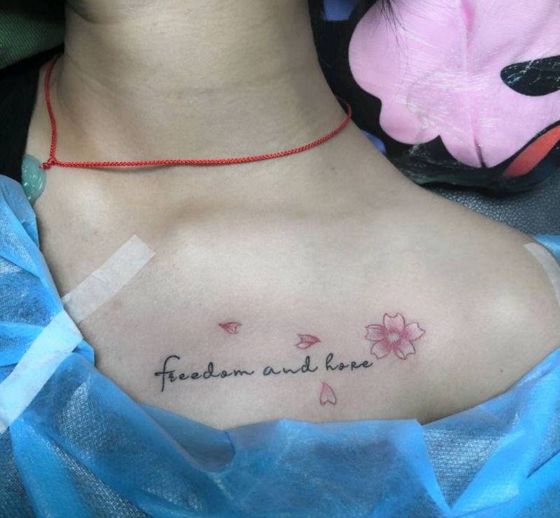 小清新纹身图片_胸部水彩水墨小清新纹身图案