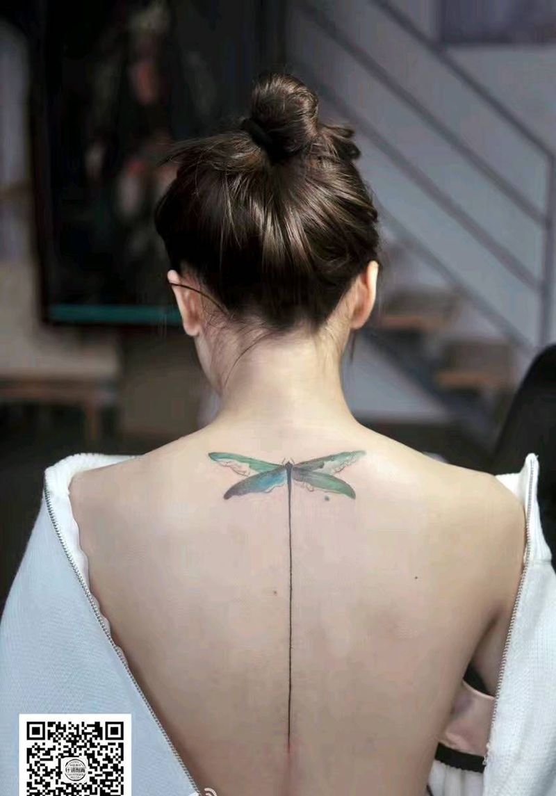 蜻蜓纹身图片_颈部清新动物成品纹身图案