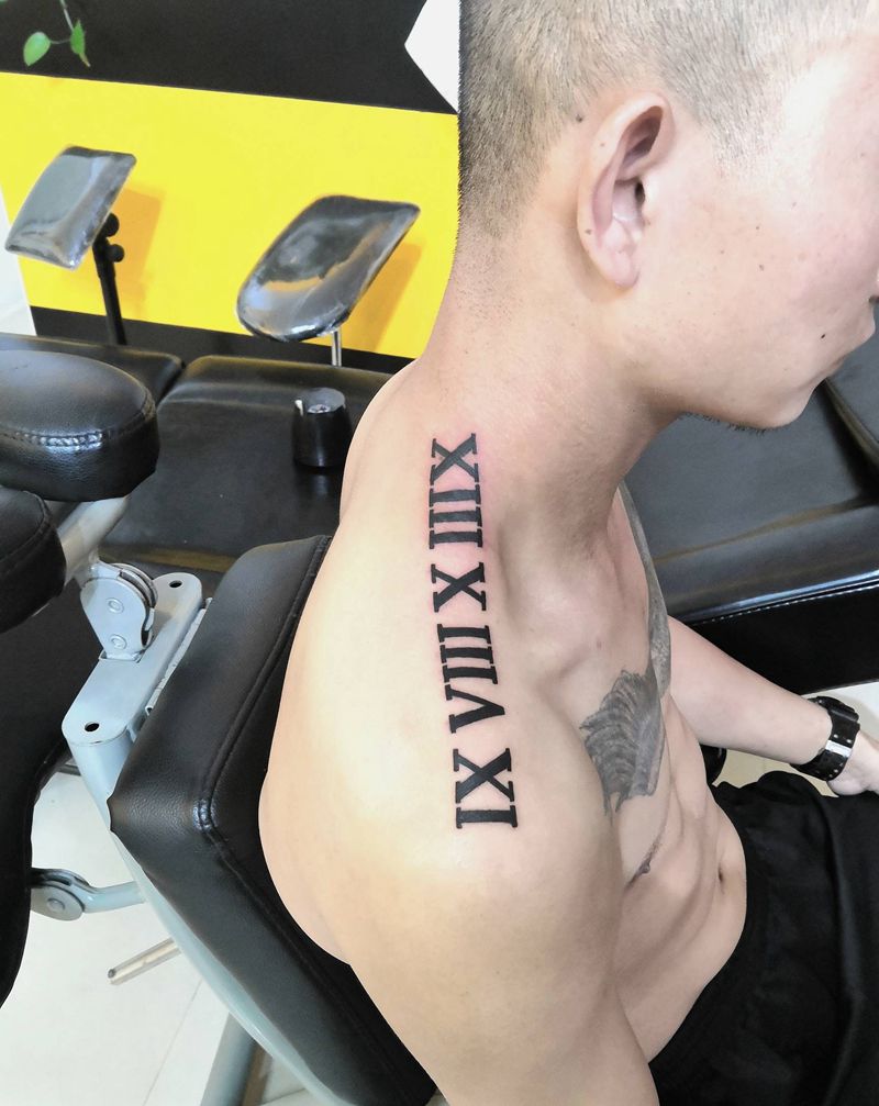 罗马数字纹身图片_肩部花体字纹身图案