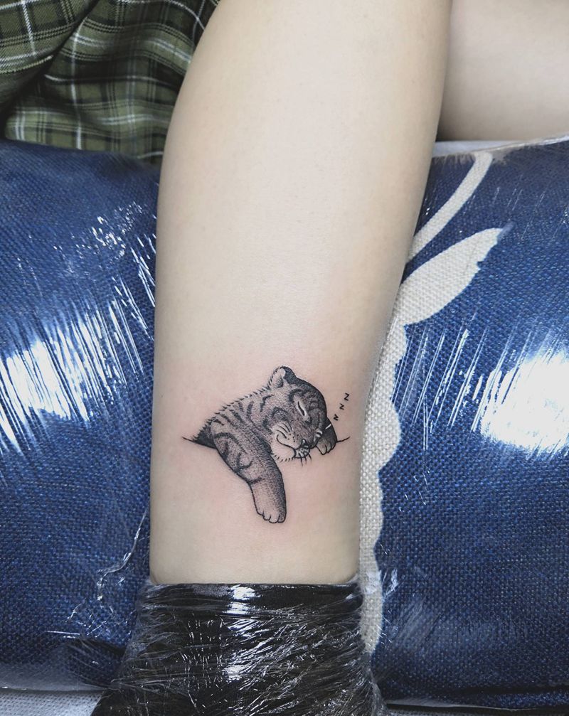 小脑斧纹身图片_腿部点刺纹身图案