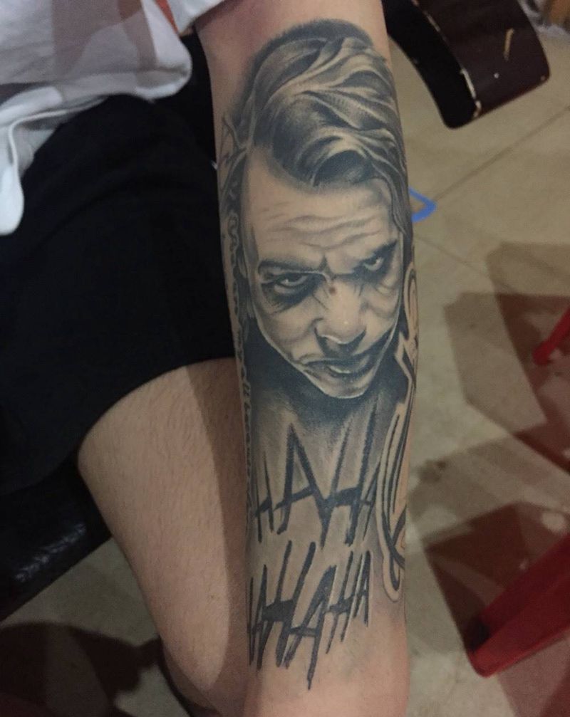 恢复半年后，小丑肖像纹身图片