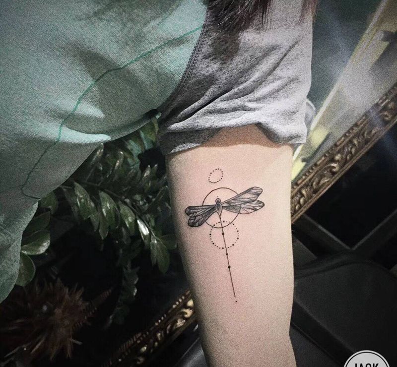 小蜻蜓几何纹身纹身图片