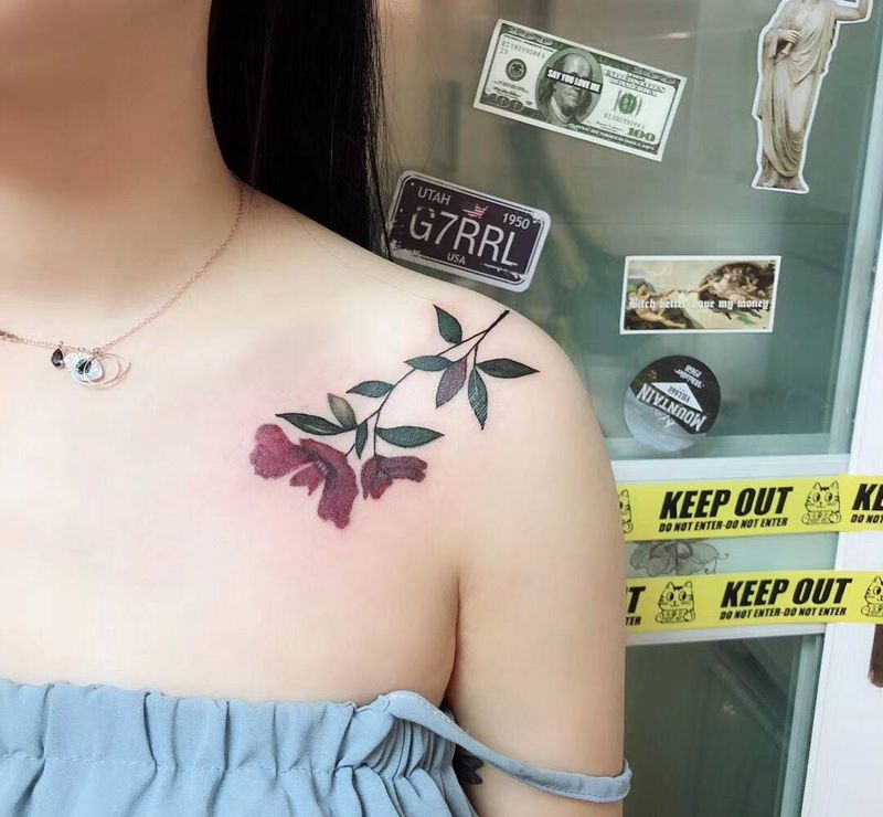 香肩自己调色的花儿纹身图片