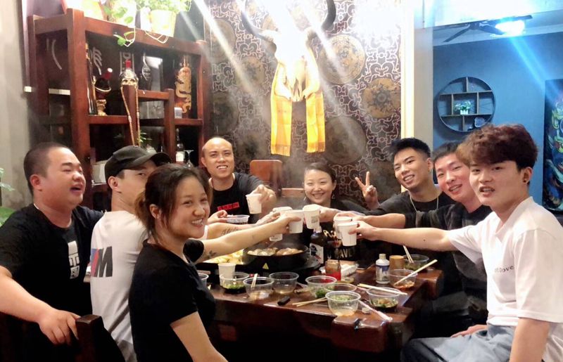 店内全员聚餐纹身图片