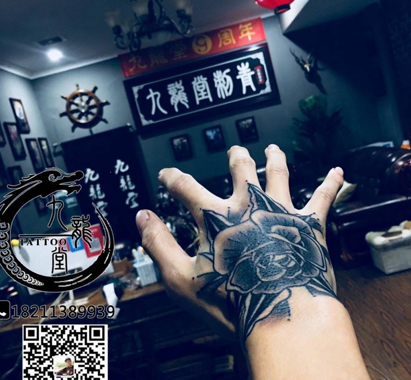 手背花纹身图片