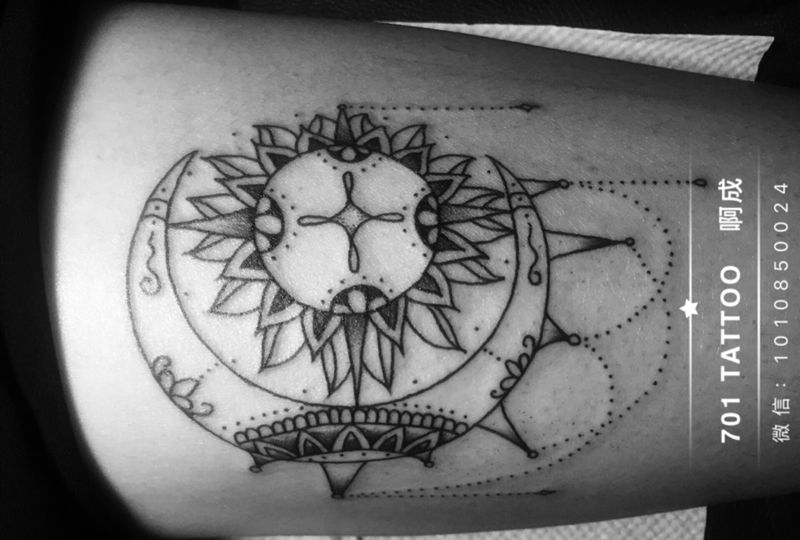 太阳月亮纹身图片
