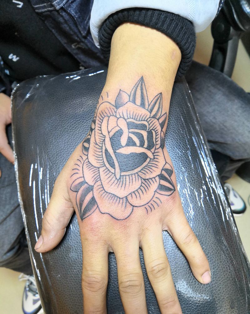 玫瑰纹身图片_手部Old School纹身图案