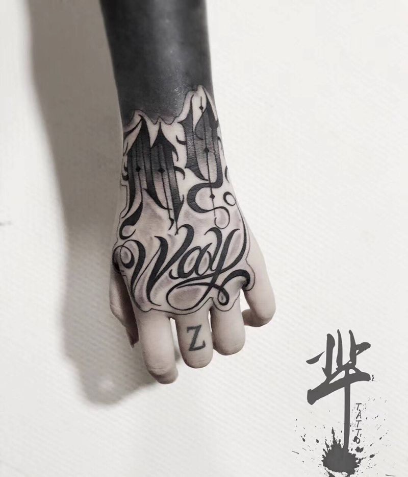 手背花体纹身图片
