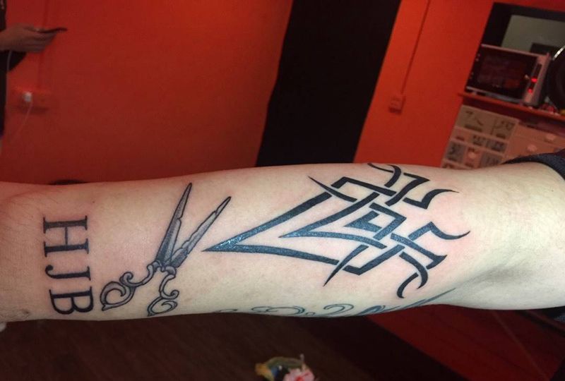 图腾剪刀英文纹身图片