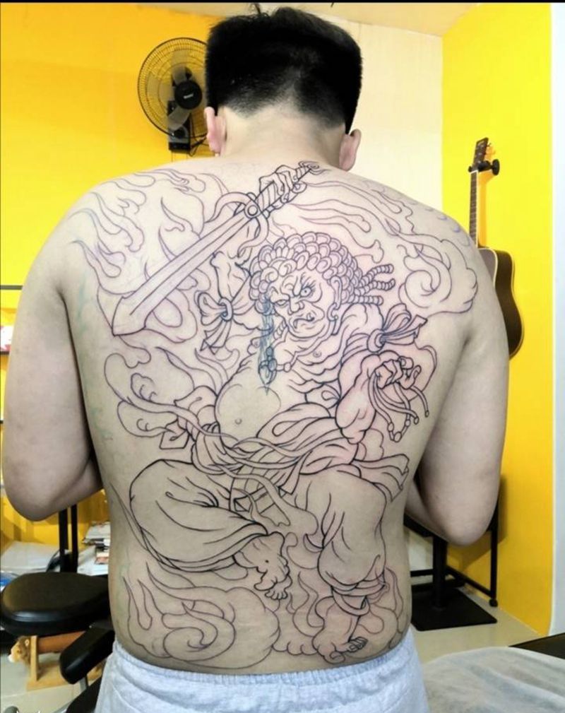 不动明王线条。纹身图片_背部老传统纹身图案