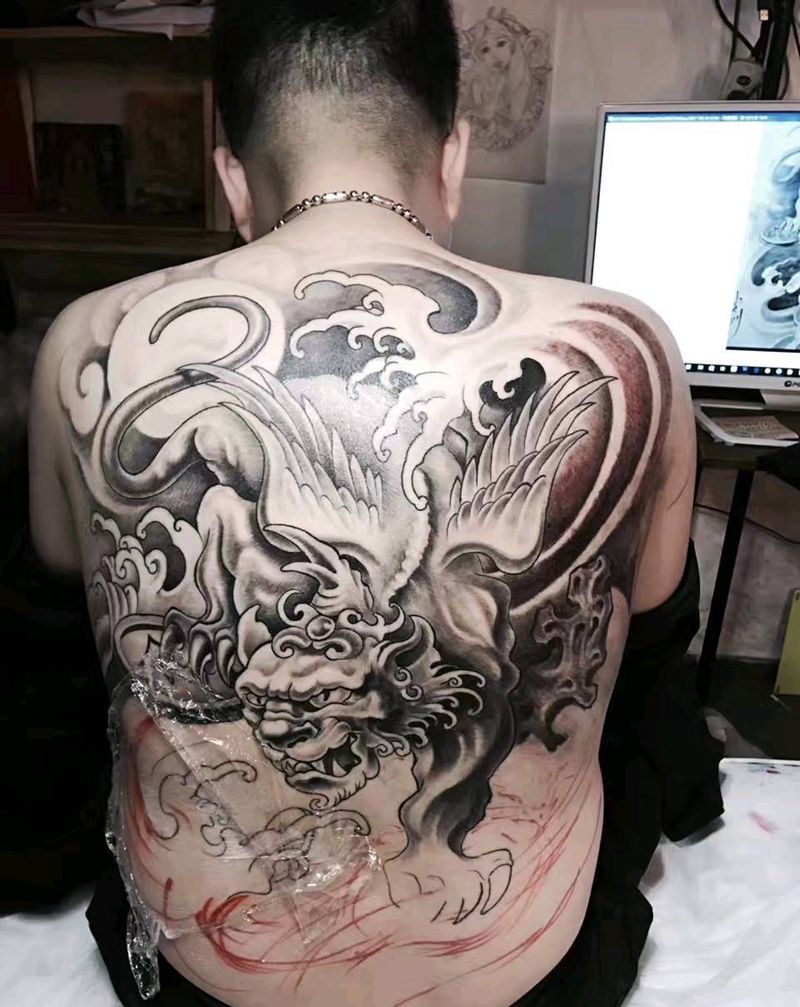 貔貅纹身图片_背部传统动物纹身图案