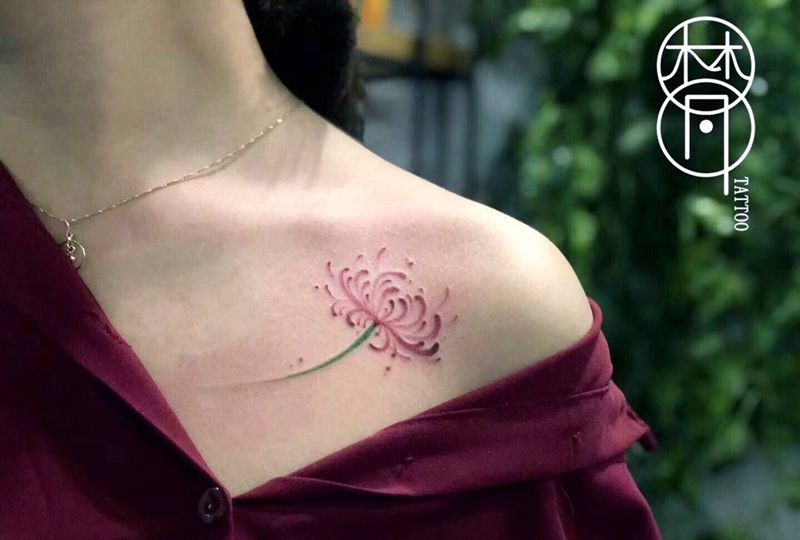 彼岸花纹身图片_颈部小清新纹身图案