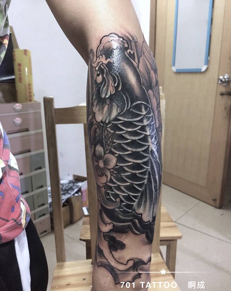 鲤鱼遮盖纹身包下臂纹身图片