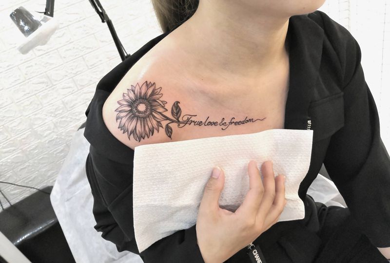 向日葵纹身图片_肩部纹身图案