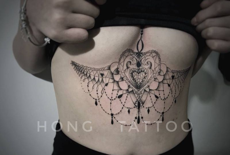 胸下花纹身图片