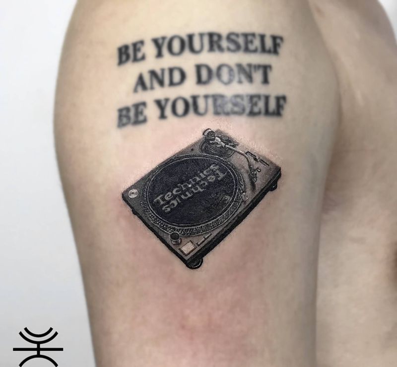 dj打碟機纹身图片_手臂欧美写实纹身图案