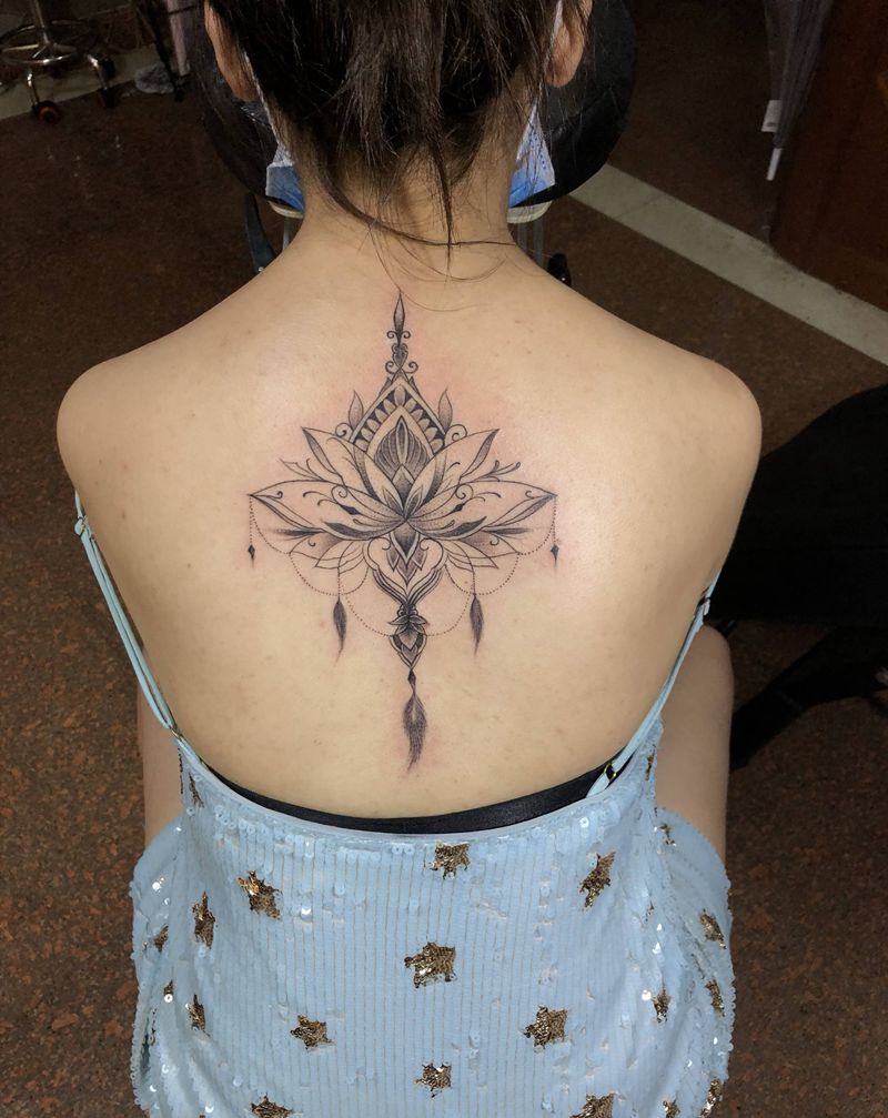 荷花纹身图片_背部纹身图案