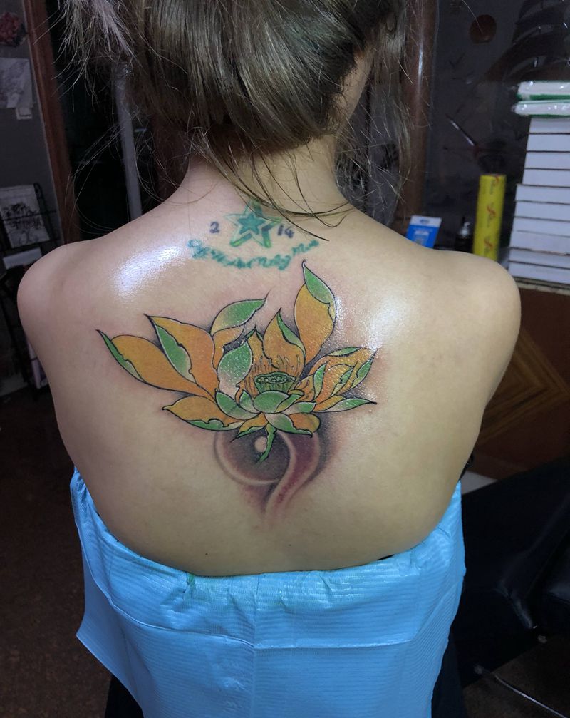 荷花纹身图片_背部纹身图案