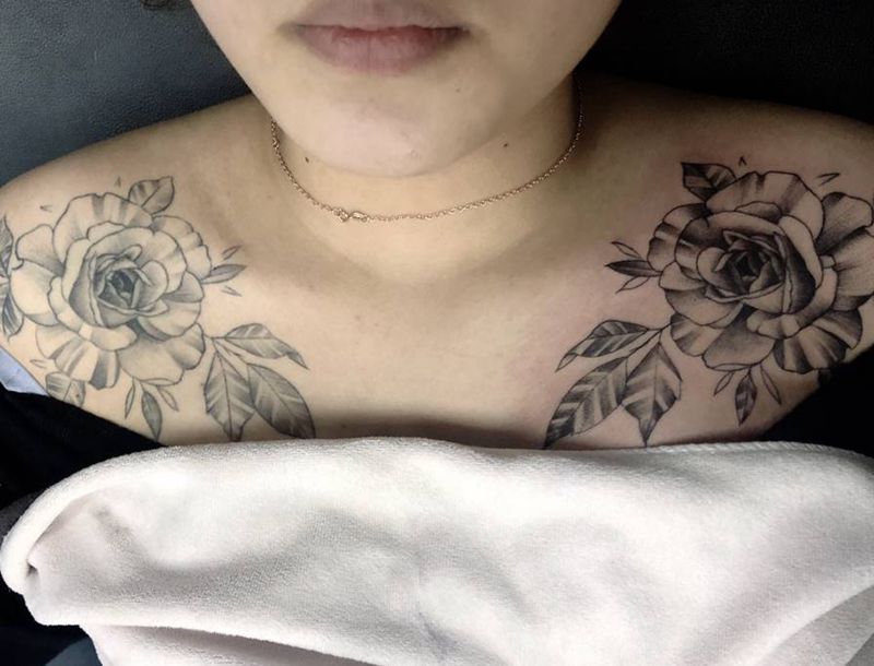 花纹身图片_胸部纹身图案