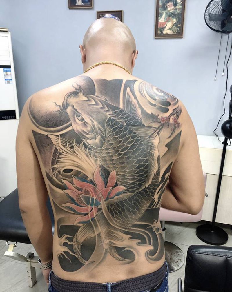 鲤鱼纹身图片_背部纹身图案