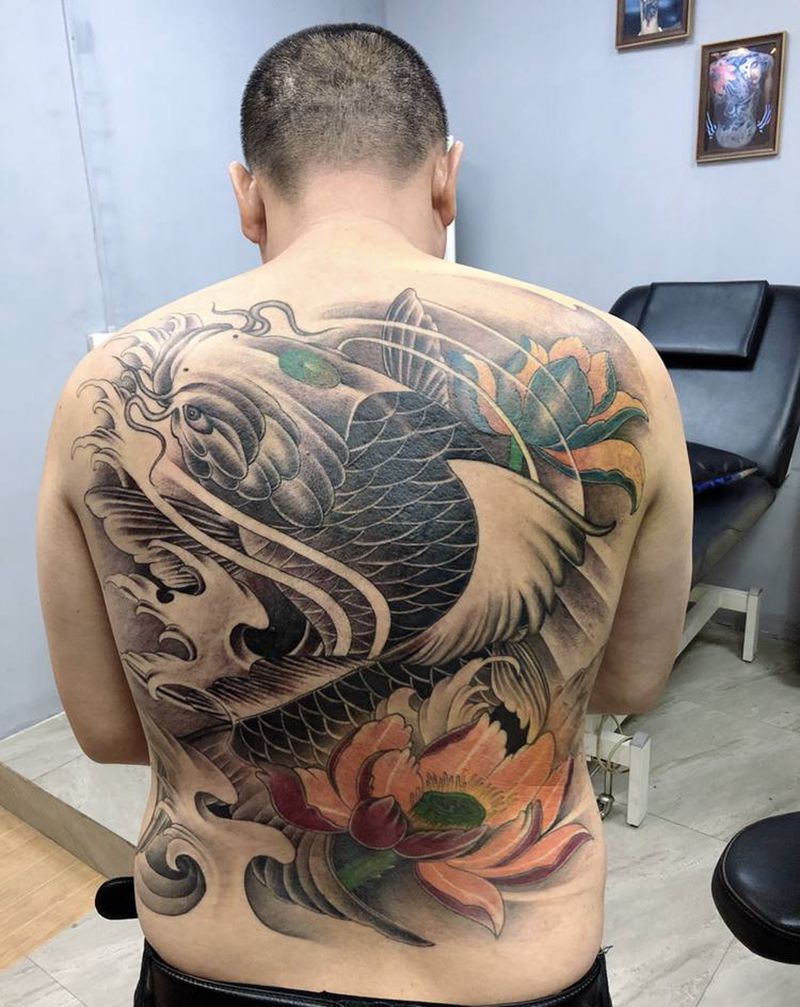 鲤鱼纹身图片_背部纹身图案