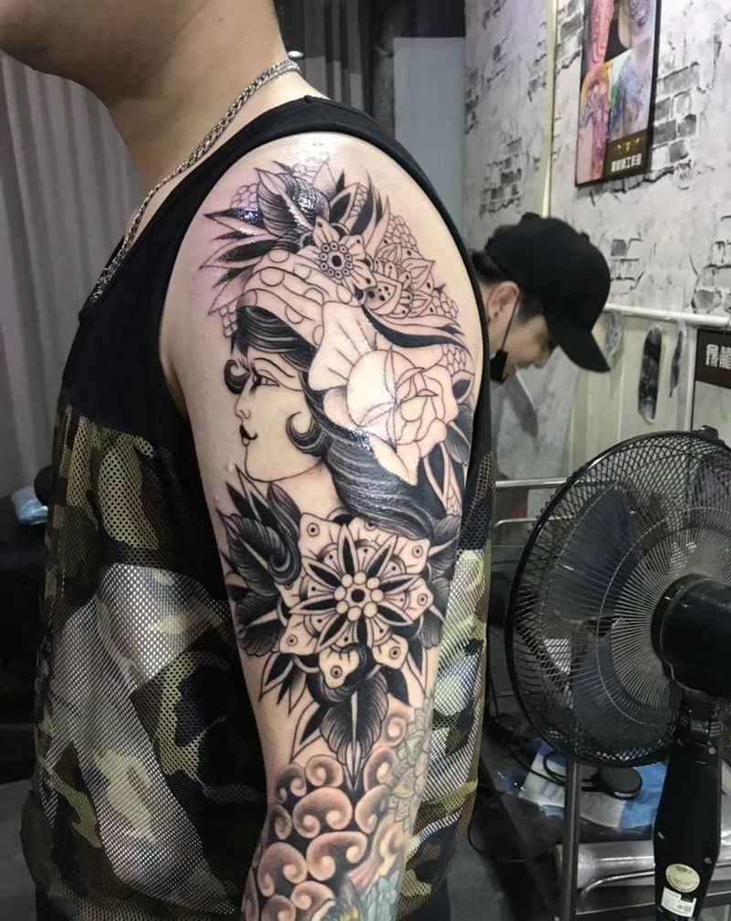 欧美风纹身图片_手臂新传统纹身图案