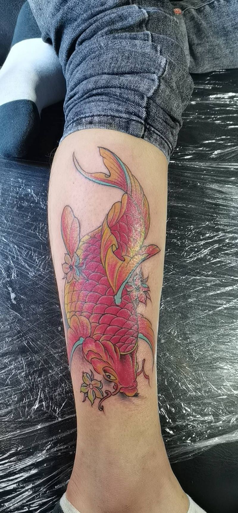 鱼纹身图片_腿部新传统纹身图案