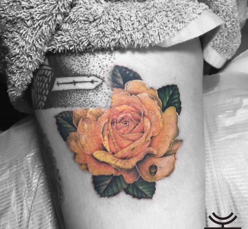 橙色玫瑰纹身图片_写实成品腿部植物纹身图案