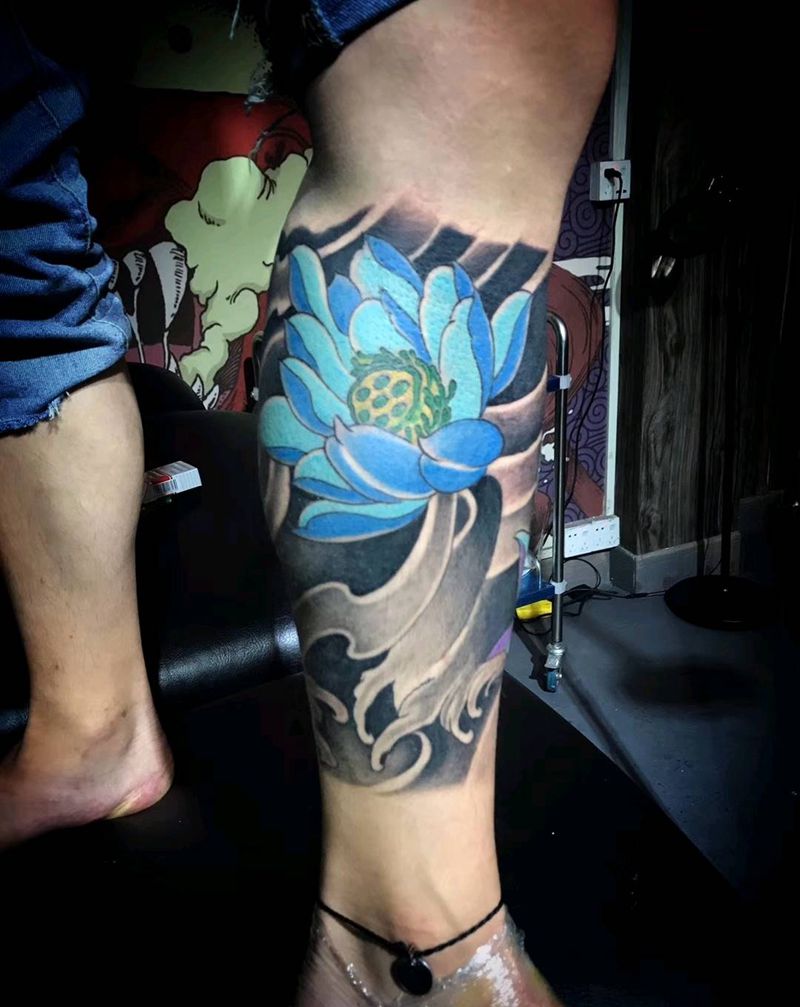 莲花鲤鱼完美结合。纹身图片_腿部新传统纹身图案
