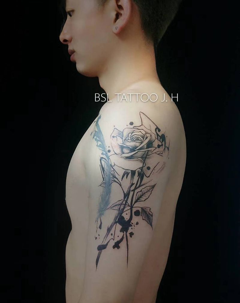 水墨：玫瑰纹身图片_手臂水墨纹身图案