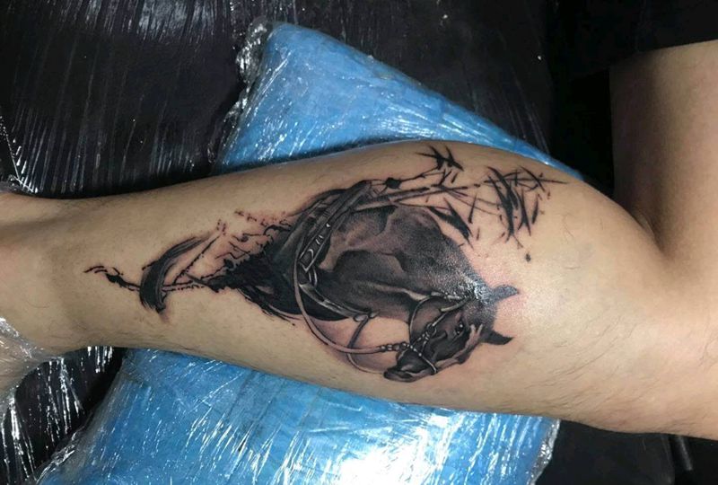 千里马一匹纹身图片_脚部水墨纹身图案