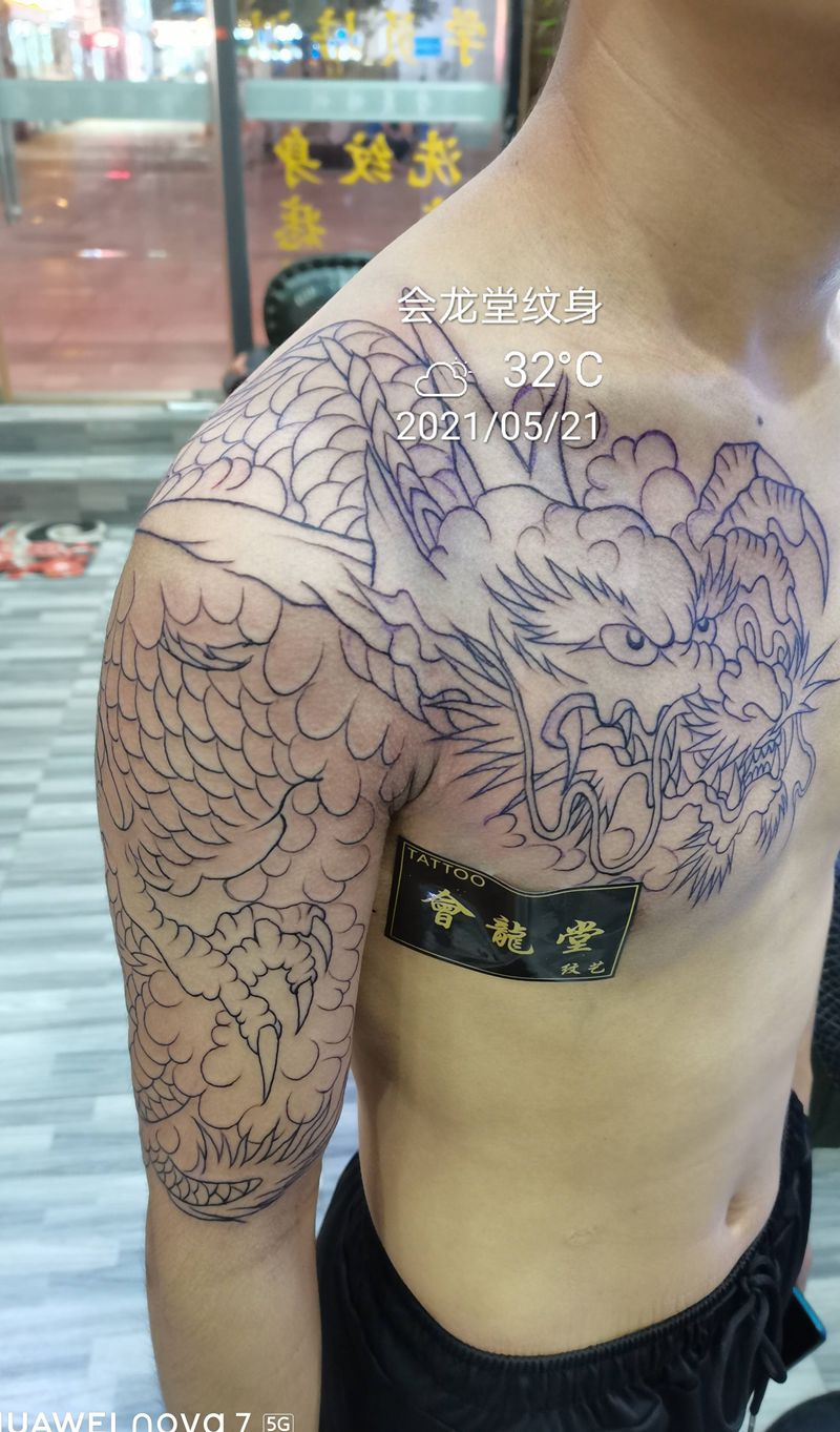 半胛龙纹身图片_胸部手臂老传统纹身图案
